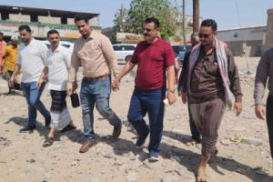 مدير عام المنصورة يدشن مشروع "إعادة تأهيل دوار بئر فضل" بشارع الخمسين