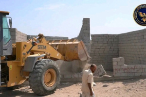 إزالة منازل وأحواش عشوائية في مدينة الشعب بالعاصمة عدن