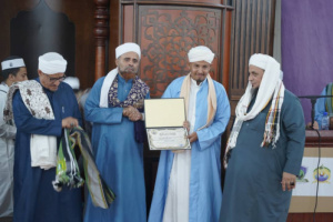 في الذكرى الرابعة لوفاة الحبيب أبي بكر المشهور.. عدن تحتضن مجلس ختم القرآن وتحتفي بتخريج دفعة "الاعتدال الواعي"