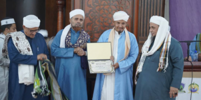 في الذكرى الرابعة لوفاة الحبيب أبي بكر المشهور.. عدن تحتضن مجلس ختم القرآن وتحتفي بتخريج دفعة "الاعتدال الواعي"