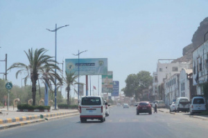 موجة حر خانقة تضرب عدن.. شوارع شبه خالية وانقطاعات كهرباء تزيد المعاناة