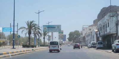 موجة حر خانقة تضرب عدن.. شوارع شبه خالية وانقطاعات كهرباء تزيد المعاناة