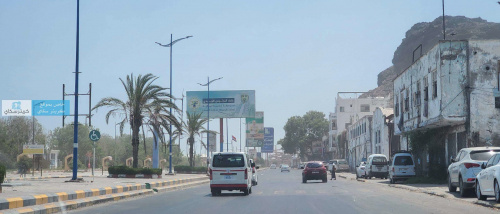 موجة حر خانقة تضرب عدن.. شوارع شبه خالية وانقطاعات كهرباء تزيد المعاناة