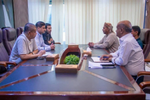 محافظ أرخبيل سقطرى يبحث مع قيادة وزارة النفط وشركة النفط آلية تموين المشتقات النفطية