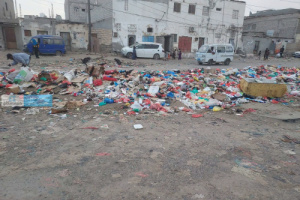 أهالي منطقة البساتين بالعاصمة عدن يطالبون السلطات المحلية بمنع تراكم القمامة
