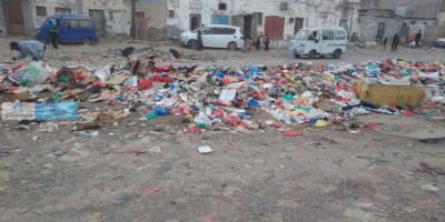 أهالي منطقة البساتين بالعاصمة عدن يطالبون السلطات المحلية بمنع تراكم القمامة
