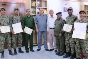 مدير أمن عدن يكرّم مدير شرطة العريش وعدداً من الضباط والأفراد ويشيد بجهودهم الأمنية
