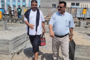 مدير عام المنصورة يتفقد مشروع استكمال بناء مكاتب السلطة المحلية بالمديرية
