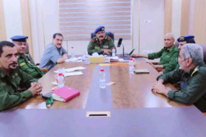 لقاء أمني يناقش ملابسات انفجار مخزن الذخيرة في الممدارة بالعاصمة عدن