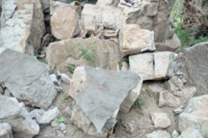 انهيارات صخرية تلحق أضرارًا بمزارع وخزانات مياه في جبل حبشي