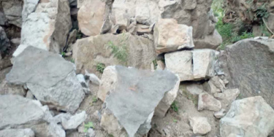 انهيارات صخرية تلحق أضرارًا بمزارع وخزانات مياه في جبل حبشي
