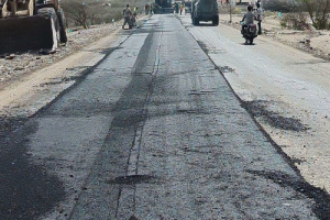 لتعزيز حركة النقل..بدء أعمال سفلتة الشارع العام في حبيل جبر