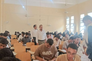رئيس منسقية جامعة لحج يتفقد سير امتحانات الفصل الثاني بكلية العلوم الإدارية