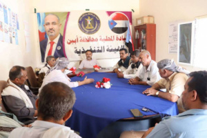 رئيس انتقالي أبين يلتقي قيادة الهيئة العسكرية للجيش والأمن الجنوبي بالمحافظة