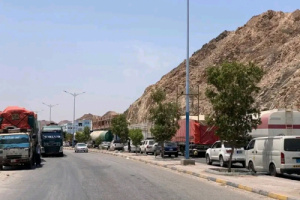 مواطنون يوقفون ناقلات نفط في ديس المكلا احتجاجا على انهيار الخدمات 