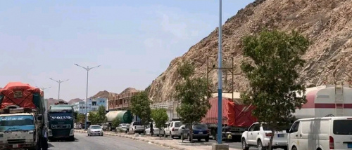 مواطنون يوقفون ناقلات نفط في ديس المكلا احتجاجا على انهيار الخدمات 