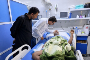 النقيب يزور المناضل علي عبده طاهم للاطمئنان على صحته في مستشفى الجمهورية