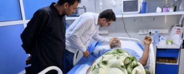 النقيب يزور المناضل علي عبده طاهم للاطمئنان على صحته في مستشفى الجمهورية