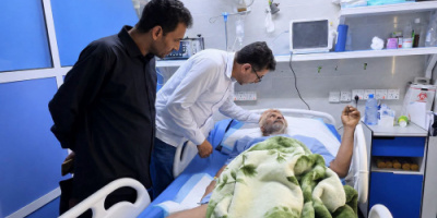 النقيب يزور المناضل علي عبده طاهم للاطمئنان على صحته في مستشفى الجمهورية