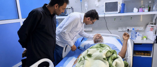 النقيب يزور المناضل علي عبده طاهم للاطمئنان على صحته في مستشفى الجمهورية