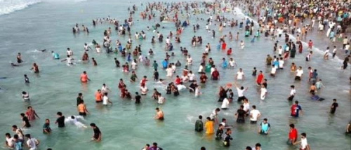 غرق شابين واستنفار واسع لخفر السواحل بحثاً عن مفقود ثالث في المكلا