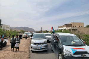 موكب جماهيري يغادر عتق للمشاركة بمليونية رفض الوصاية بعدن غدا 