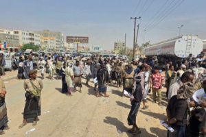 وقفة احتجاجية في شبوة ترفض إدراج متهمين بقتل مرافقي محافظ عدن السابق ضمن صفقة الأسرى