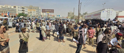 وقفة احتجاجية في شبوة ترفض إدراج متهمين بقتل مرافقي محافظ عدن السابق ضمن صفقة الأسرى