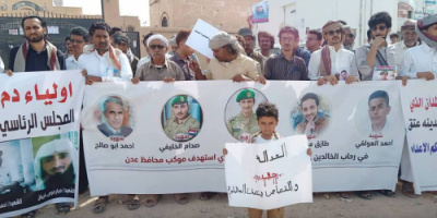 وقفة أمام مقر الصليب الأحمر بعدن رفضا لإطلاق إرهابيين بصفقة الأسرى 