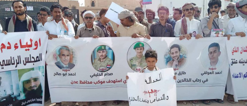 وقفة أمام مقر الصليب الأحمر بعدن رفضا لإطلاق إرهابيين بصفقة الأسرى 