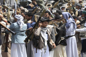 تحت التهديد بالاعتقال.. الحوثي يغسل دماغ 250 إعلامي بالموت
