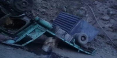 انقلاب مروع لشاحنة نقل ثقيل في منحدرات تعز والسائق يصارع الموت