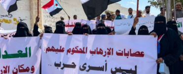 وقفة احتجاجية غاضبة في المكلا ترفض إدراج مدانين بالإرهاب ضمن صفقة تبادل الأسرى