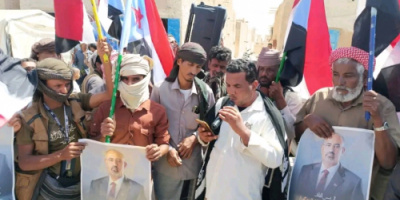 انتقالي الضليعة ينظم وقفة احتجاجية رفضاً للترتيبات المزمعة للإفراج عن إرهابيين ضمن صفقات تبادل الأسرى