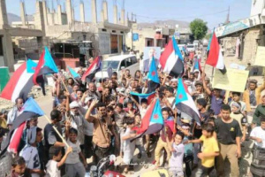 وقفات احتجاجية حاشدة تجتاح مديريات لحج رفضًا لإدراج مدانين بالإرهاب ضمن صفقة تبادل الأسرى