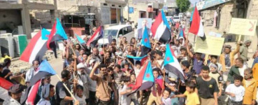 وقفات احتجاجية حاشدة تجتاح مديريات لحج رفضًا لإدراج مدانين بالإرهاب ضمن صفقة تبادل الأسرى