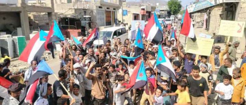 وقفات احتجاجية حاشدة تجتاح مديريات لحج رفضًا لإدراج مدانين بالإرهاب ضمن صفقة تبادل الأسرى