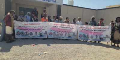 أبناء مديرية نصاب ينظمون مسيرة رفضًا إدراج مدانين بالإرهاب ضمن صفقة تبادل الأسرى