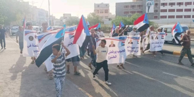 مديريات العاصمة عدن تنتفض في مسيرات الغضب الجماهيرية رفضًا للصفقات المشبوهة