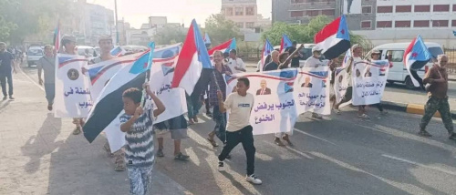 مديريات العاصمة عدن تنتفض في مسيرات الغضب الجماهيرية رفضًا للصفقات المشبوهة
