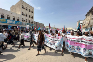 ابناء مديريات شبوة ينظمون وقفة احتجاجية ومسيرة جماهيرية رفضاً لإدراج مدانين بالإرهاب ضمن صفقة تبادل الأسرى