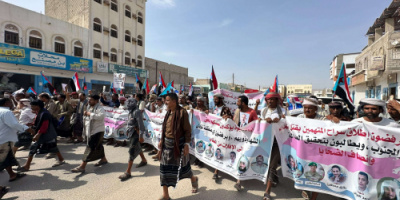 ابناء مديريات شبوة ينظمون وقفة احتجاجية ومسيرة جماهيرية رفضاً لإدراج مدانين بالإرهاب ضمن صفقة تبادل الأسرى