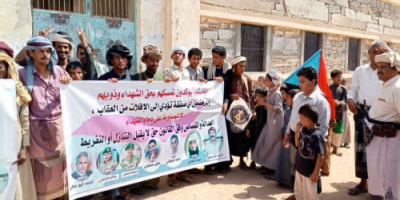 أبناء مديرية مرخة ينظمون مسيرة رفضًا إدراج مدانين بالإرهاب ضمن صفقة تبادل الأسرى