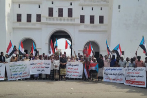 عاجل|انتقالي الشحر ينظم وقفة احتجاجية رفضاً للإفراج عن مدانين في قضايا إرهابية