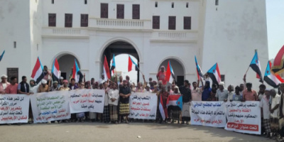 عاجل|انتقالي الشحر ينظم وقفة احتجاجية رفضاً للإفراج عن مدانين في قضايا إرهابية