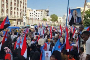عاجل: وقفة غضب حاشدة أمام ديوان محافظة عدن احتجاجاً على تدهور الخدمات ورفضاً للوصاية