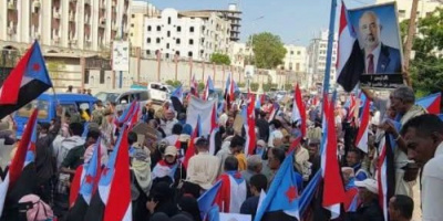 عاجل: وقفة غضب حاشدة أمام ديوان محافظة عدن احتجاجاً على تدهور الخدمات ورفضاً للوصاية