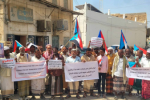 أبناء #تريم ينظمون #وقفة احتجاجية سلمية رفضًا للإفراج عن مدانين بقضايا الإرهاب والمخدرات ويؤكدون انطلاق أولى خطوات التصعيد