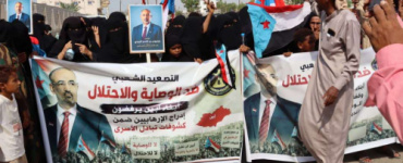 أبناء أبين يدشنون التصعيد الشعبي بوقفة احتجاجية أمام مبنى المحافظة رفضًا للوصاية والاحتلال