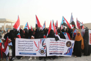وقفة جماهيرية حاشدة لأبناء مديرية المسيلة تجدد التفويض للقيادة السياسية وتؤكد رفض الوصاية